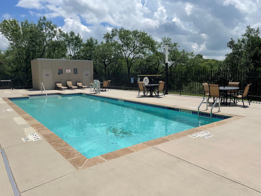 La Quinta Inn Suites By Wyndham San Antonio Seaworld Lafb 33/39