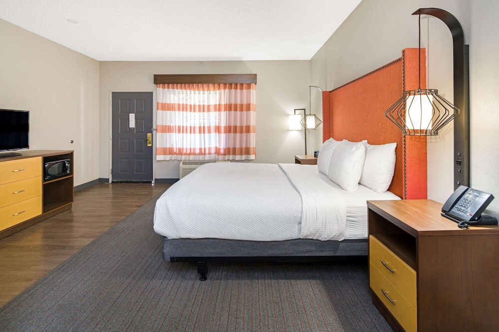 La Quinta Inn & Suites by Wyndham Orange County Airport 19/55