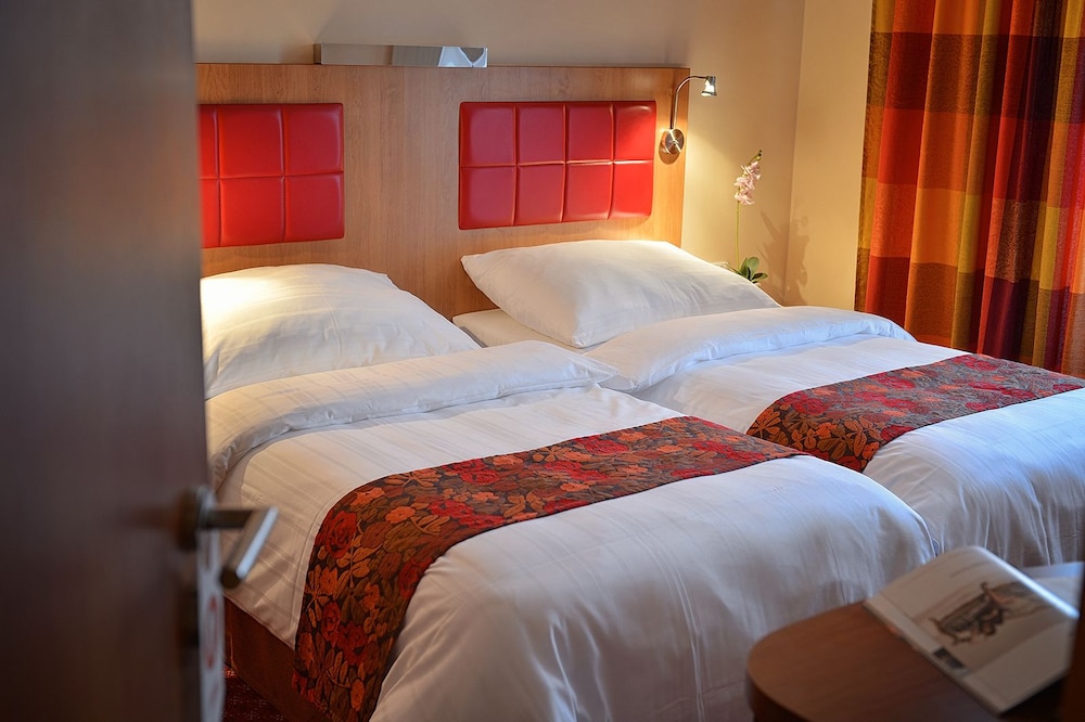 MAXIMILIAN LIFESTYLE RESORT 8/50