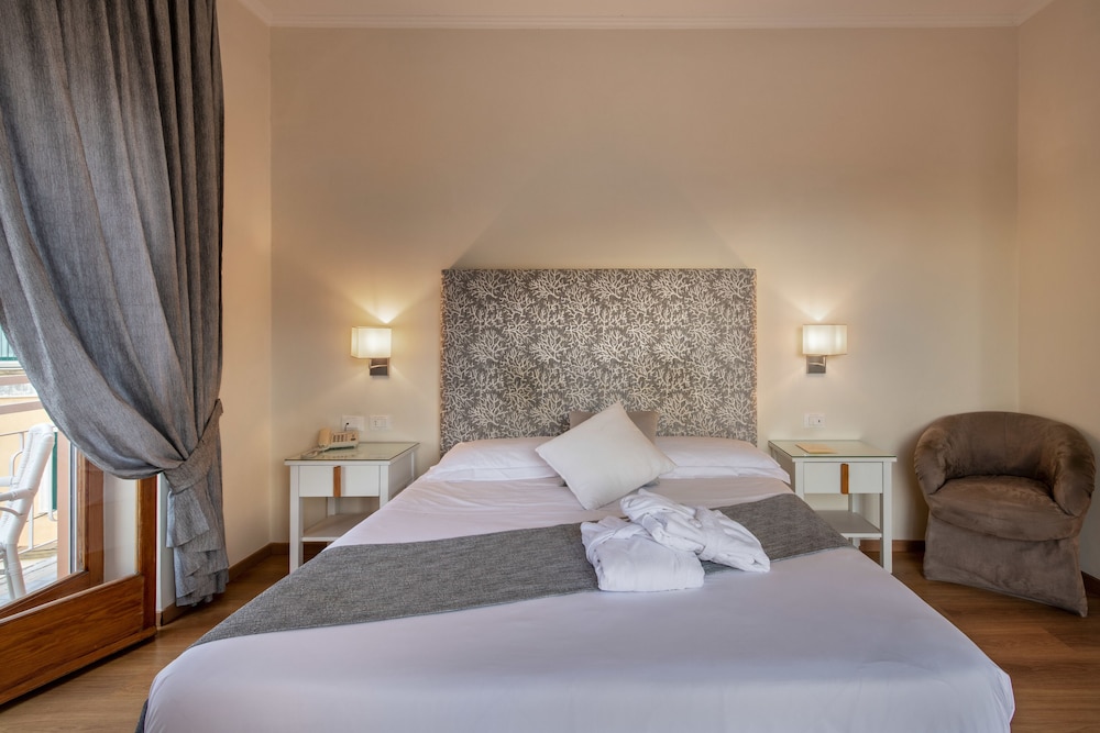 ROOM, DOUBLE OR TWIN BED, SEA VIEW, BALCONY