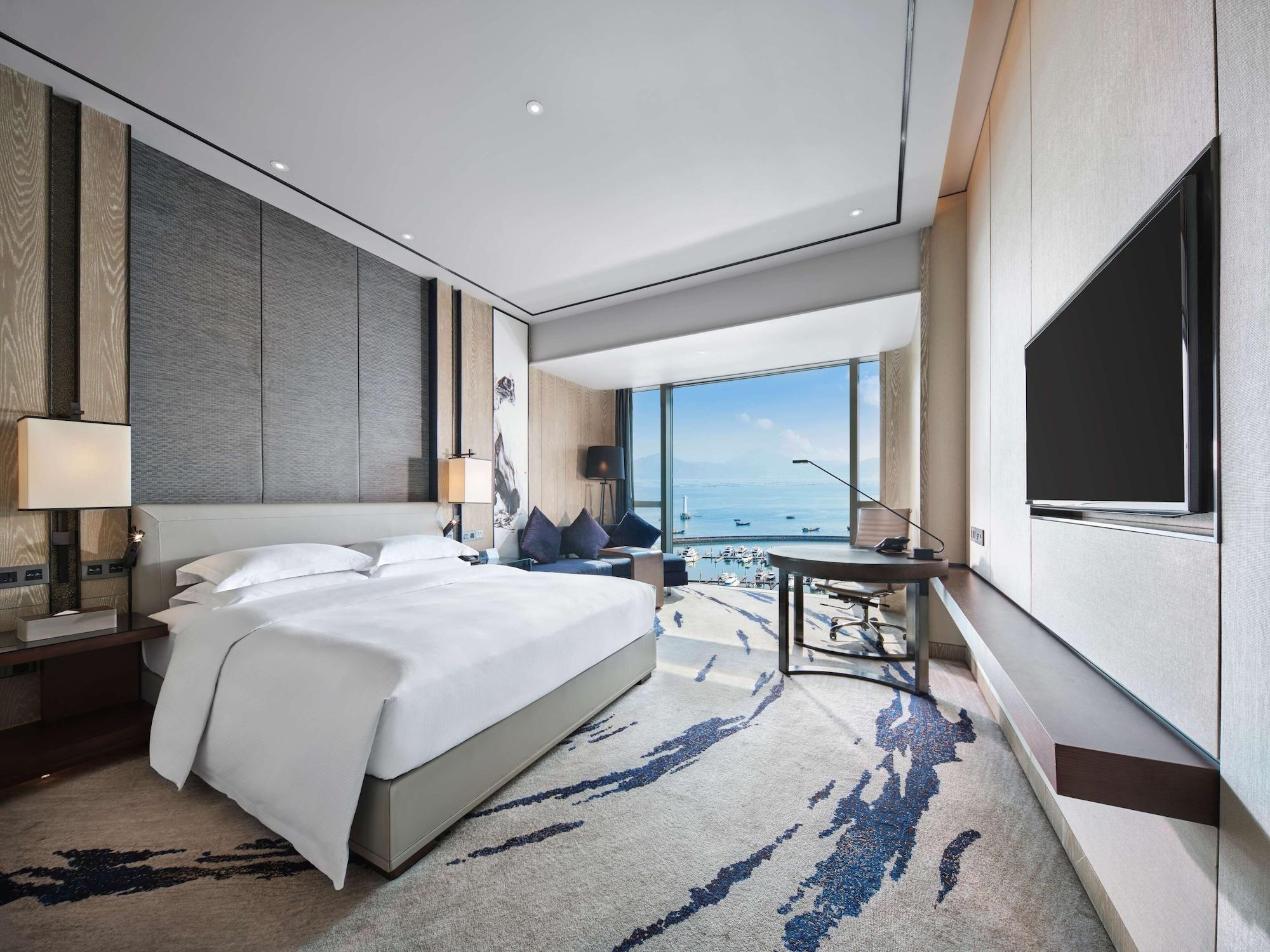 Guest Room, King Bed, Hanghai Wing, Accessible
