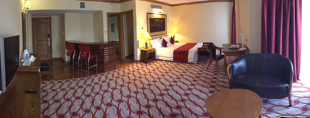 GOLF COURSE HOTEL 12/42