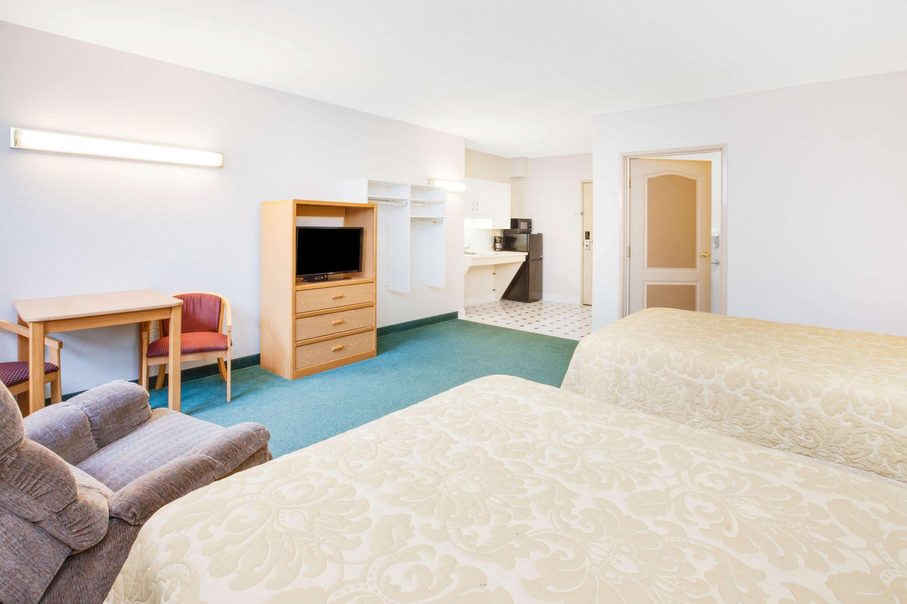 Super 8 by Wyndham Brooklyn 15/18