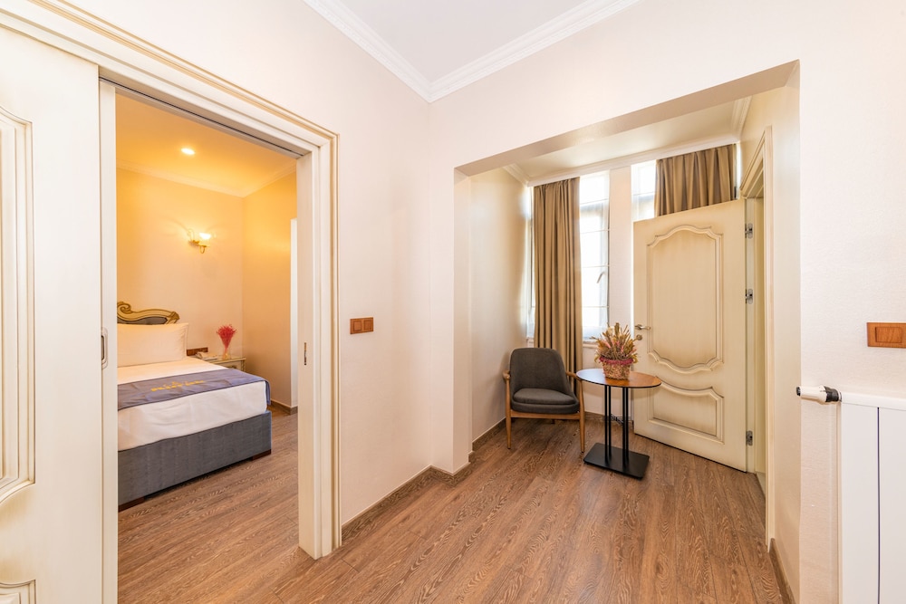 CZN Burak Hotel 35/74