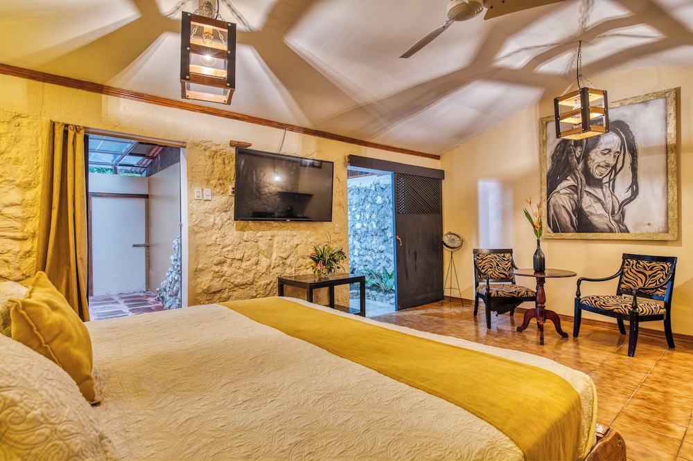 Atlantida Lodge 44/63
