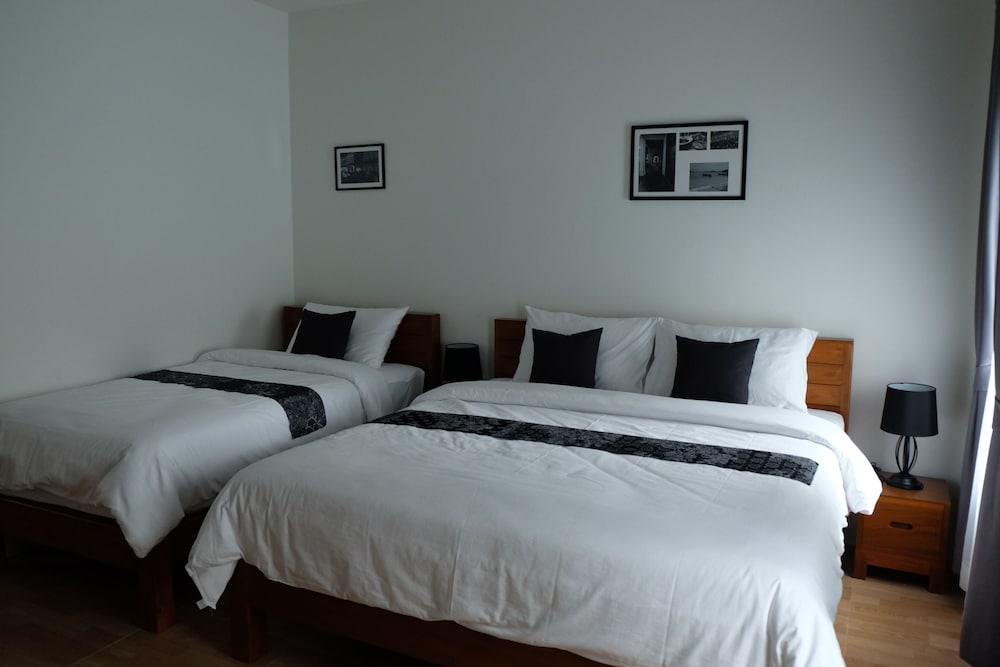 Deluxe, Triple, 1 King and 1 Single Beds, Pool Access, Ground Floor