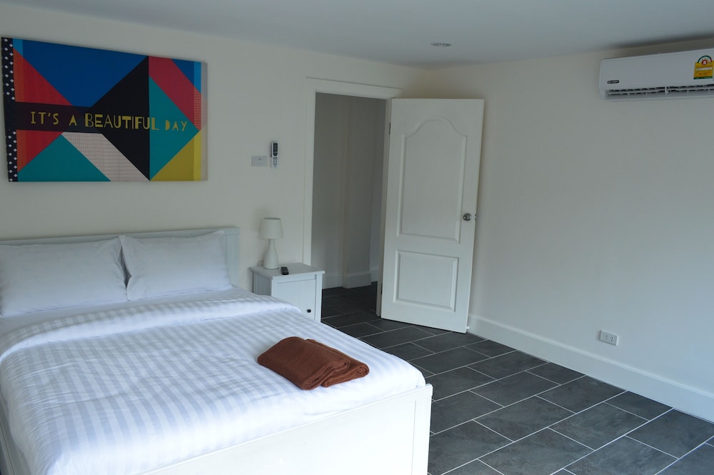 ROMANTIC, PENTHOUSE, 2 DOUBLE BEDS, PARTIAL SEA VIEW