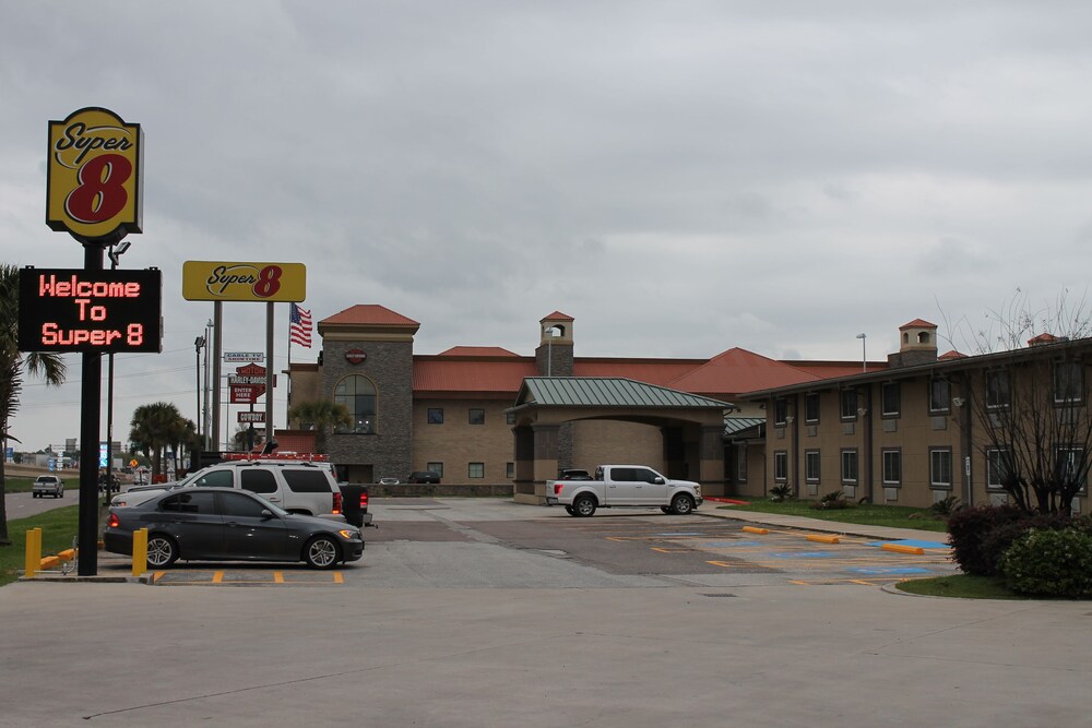 Super 8 by Wyndham Beaumont I-10 South/College St 51/60