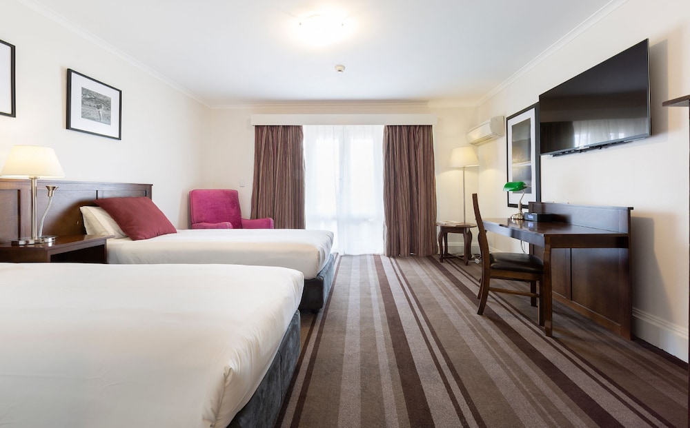 Mercure Canberra 13/41