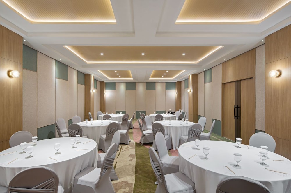 MaxOneHotels at Kota Harapan Indah Bekasi 30/32