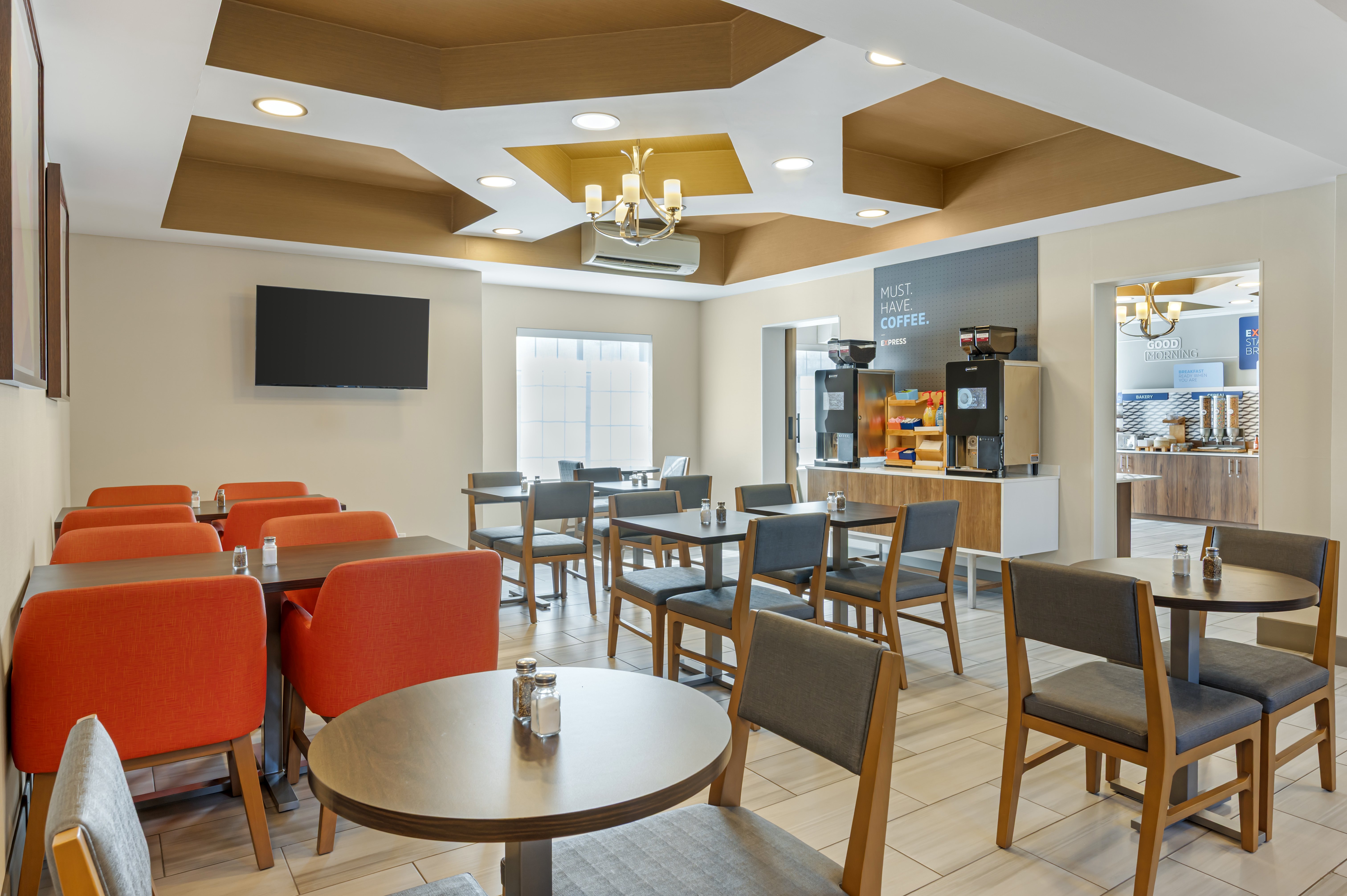 Holiday Inn Express Hotel Suites Indianapolis East 67/75