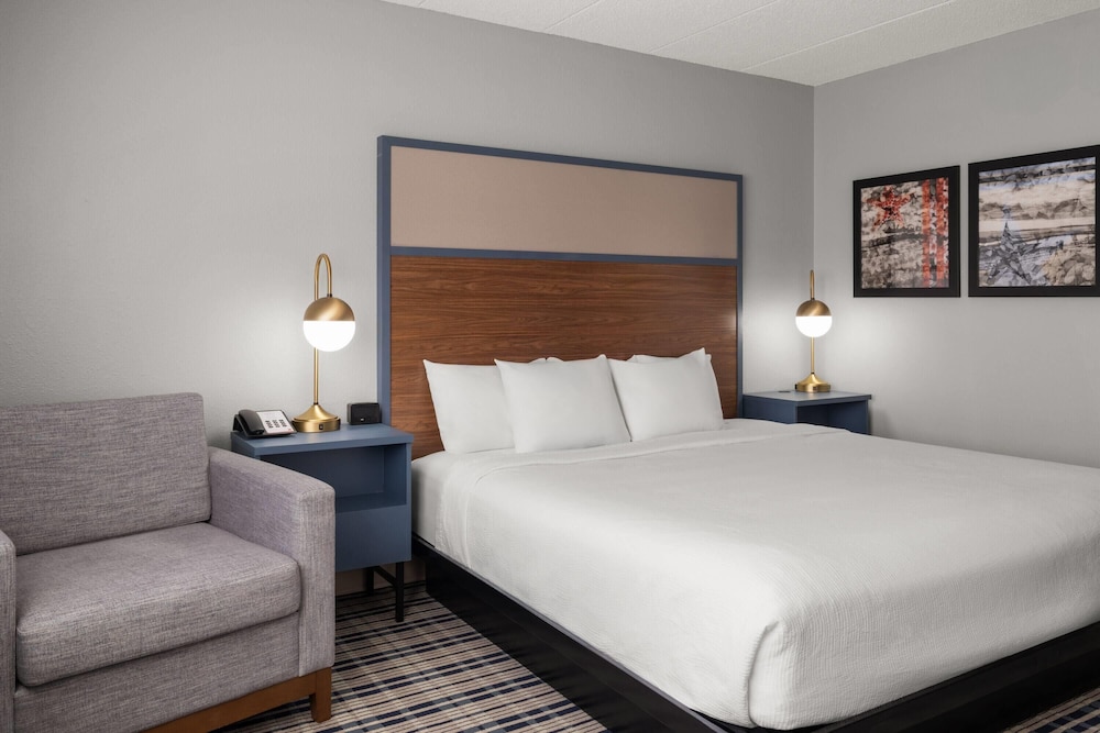 غرفة بسرير كينج لذوي الإعاقة، AmericInn by Wyndham Grand Forks 2/3