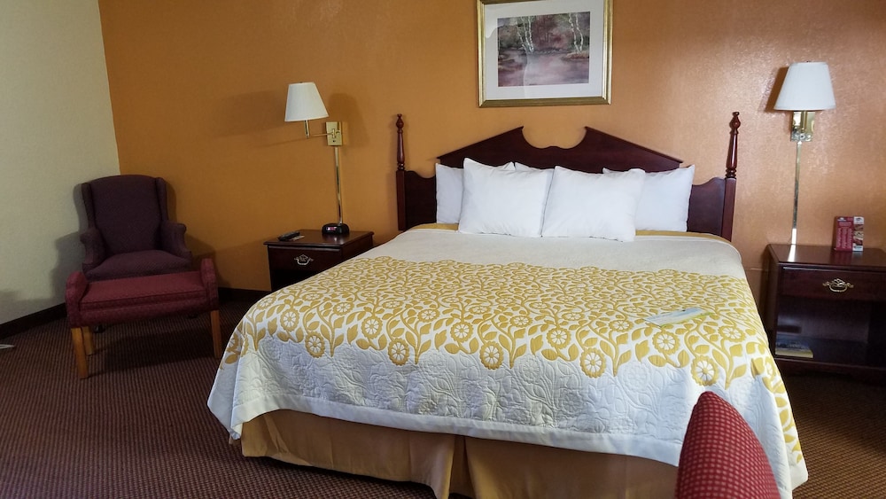 Days Inn By Wyndham Amherst 6/11