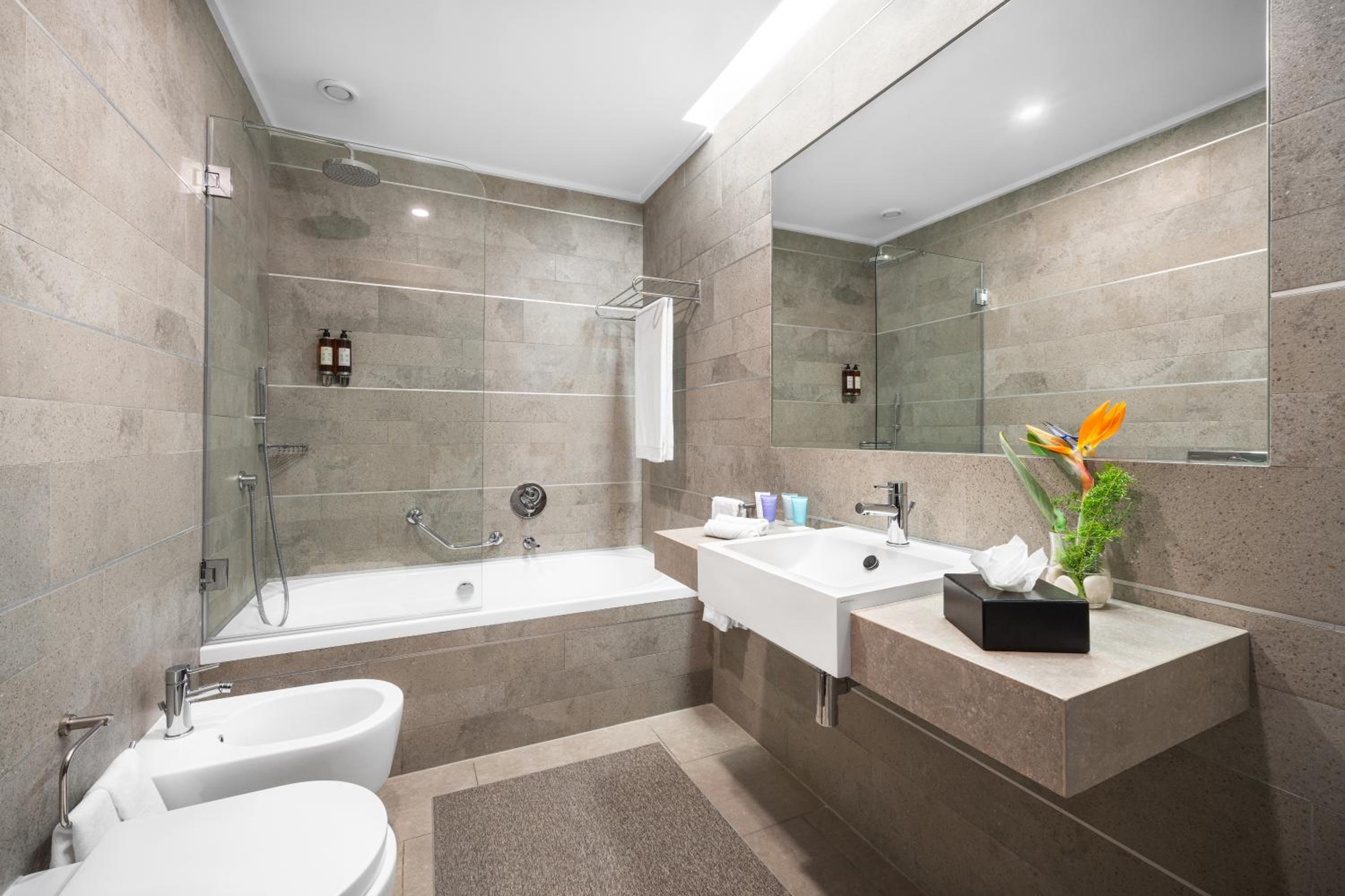 2 Bedrooms, Sunrise, Suite, Sofa