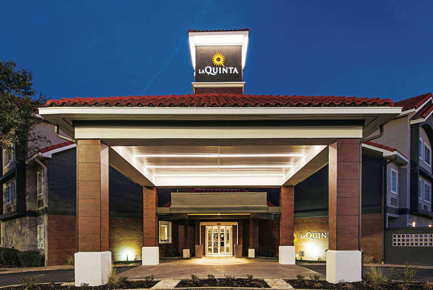 La Quinta Inn and Suites by Wyndham Austin Near The Domain 1/52