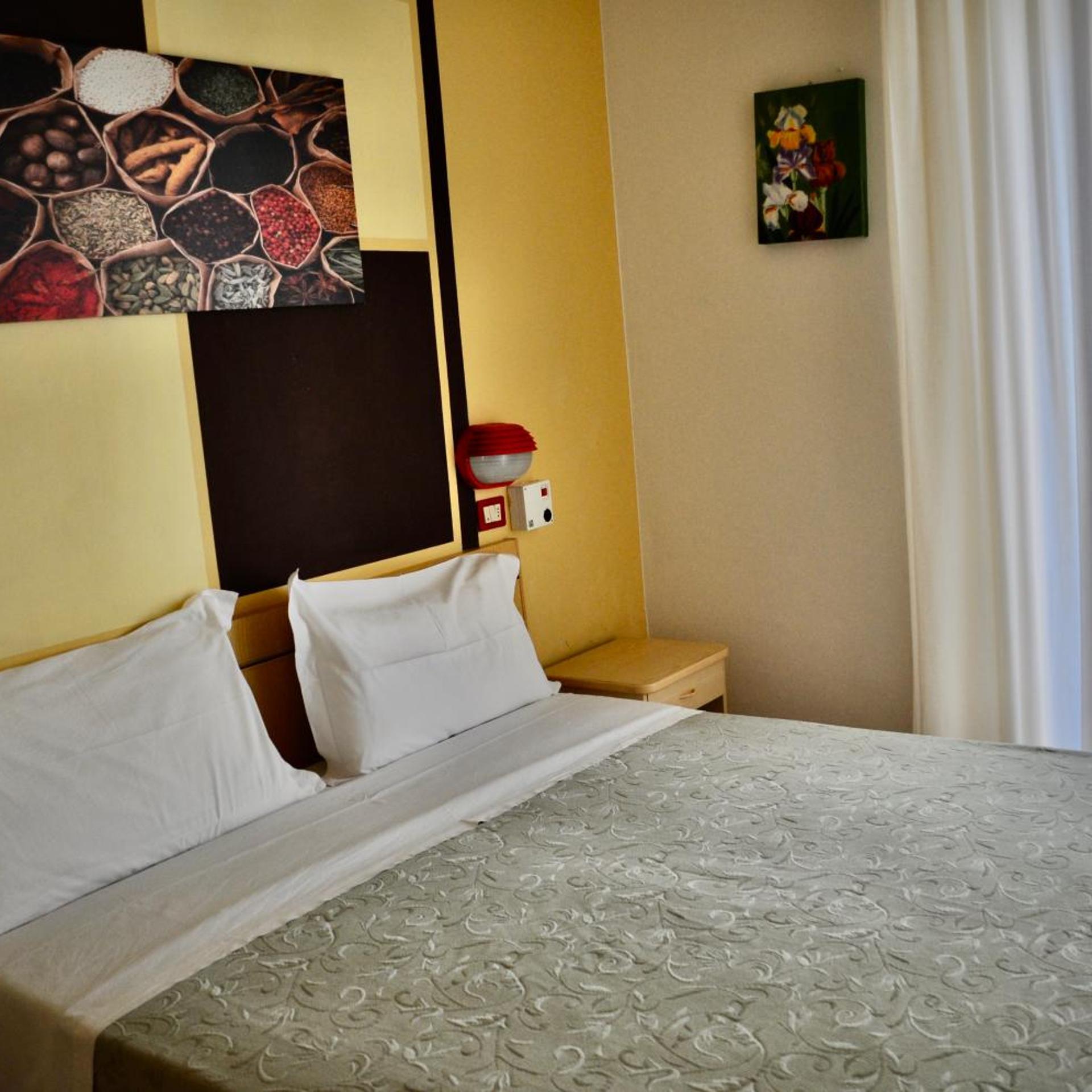 ROOM, DOUBLE BED