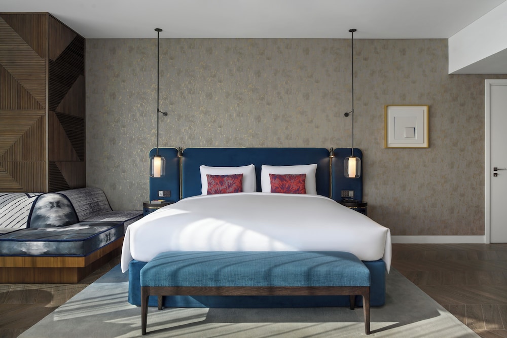 STUDIO, KING BED, MARINA VIEW