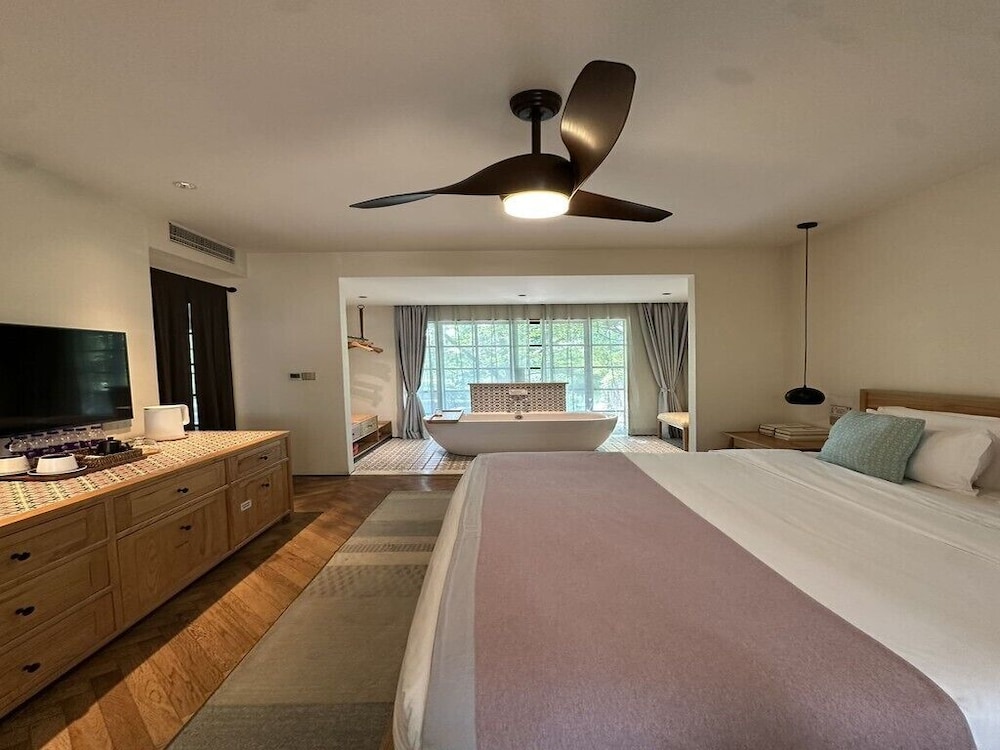 Comfort, King Bed, Lake View