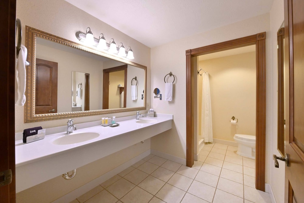 Carlisle Inn Sugarcreek 58/58