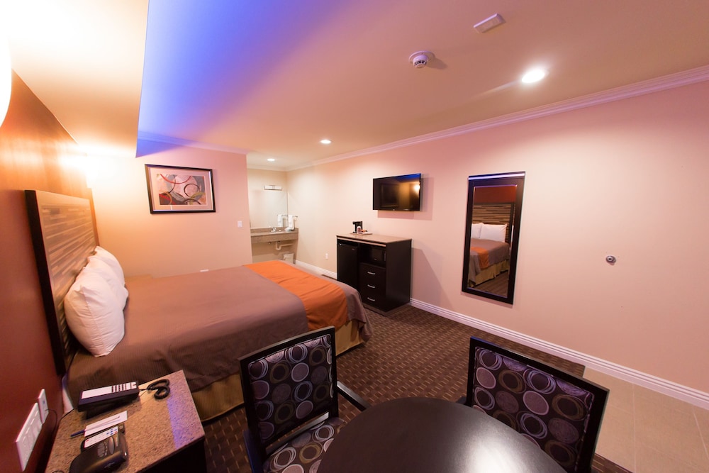 Diamond Bell Inn And Suites 24/54