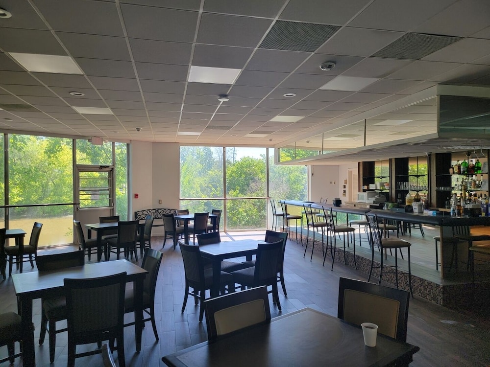 Travelodge By Wyndham Waters Edge Hotel Racine 22/27