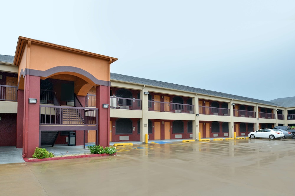 Americas Best Value Inn And Suites San Benito 7/37