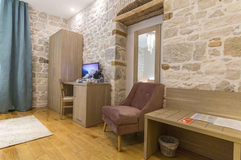 Tifani Luxury Rooms 47/50