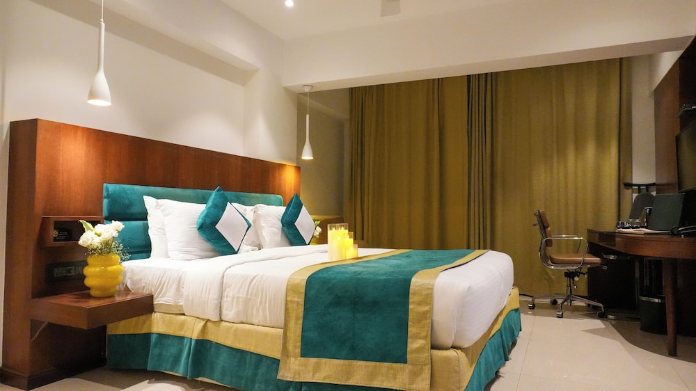 The Club Emerald Chembur 8/51