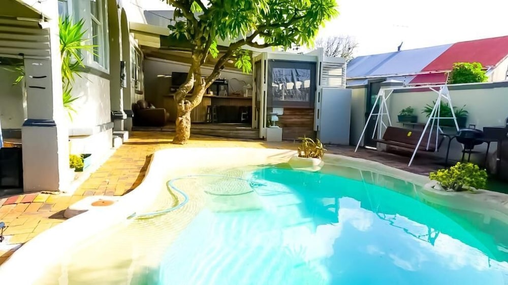 Green Elephant Backpackers 44/47