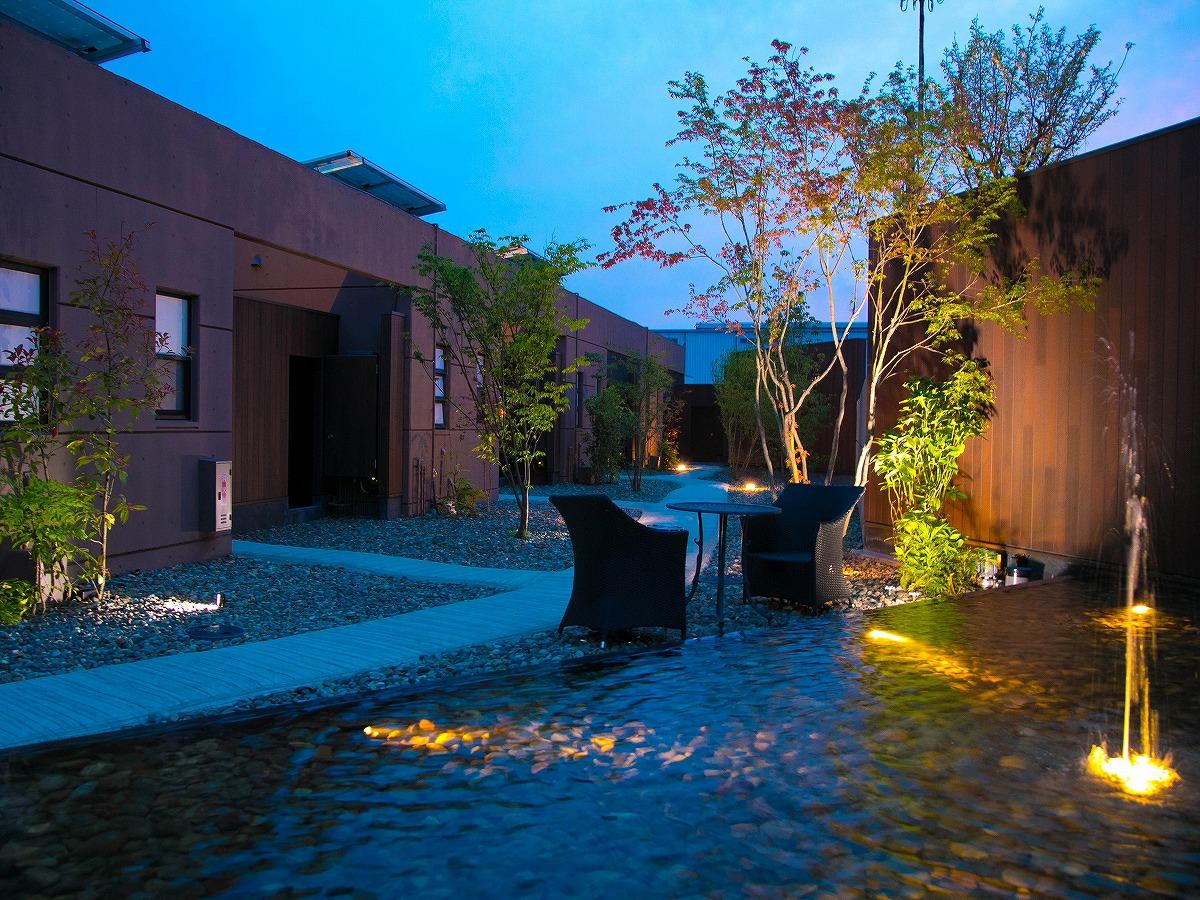 Modern, Guest Room, Twin Beds, Outdoor Bath, Bathtub
