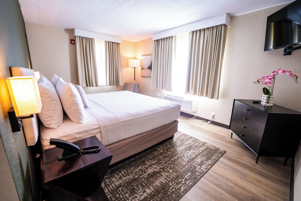 غرفة بسرير كينج بإطلالة على المسبح، Mai Hana Hotel and Suites International Drive 2/5