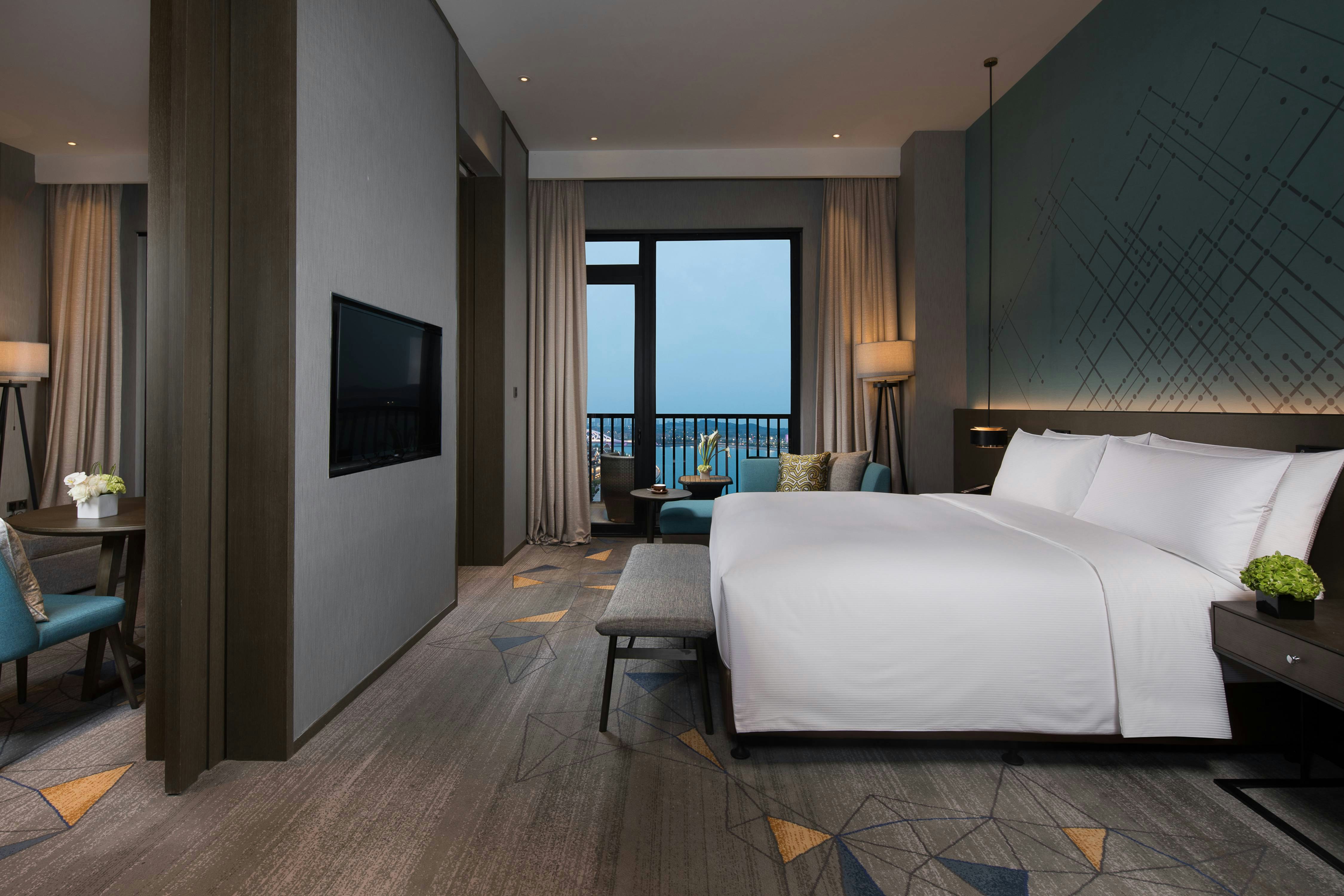 1 BEDROOM, SUITE, KING BED, SEA VIEW