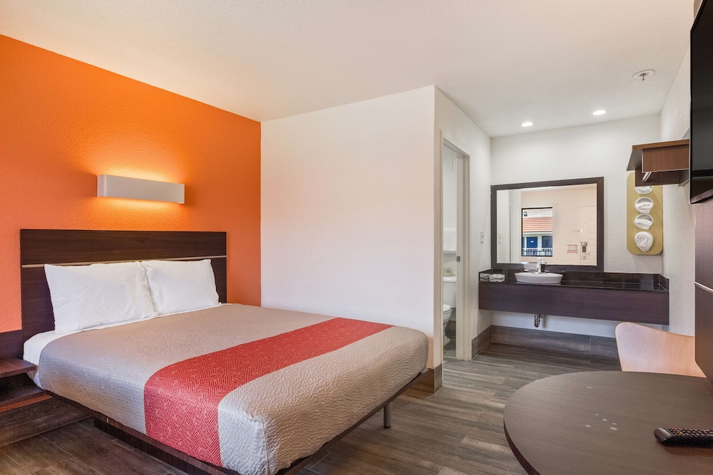 Motel6 Fremont, CA - South 26/57
