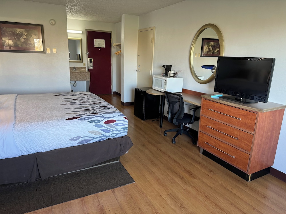 Red Roof Inn and Suites Cleveland - Elyria 33/64