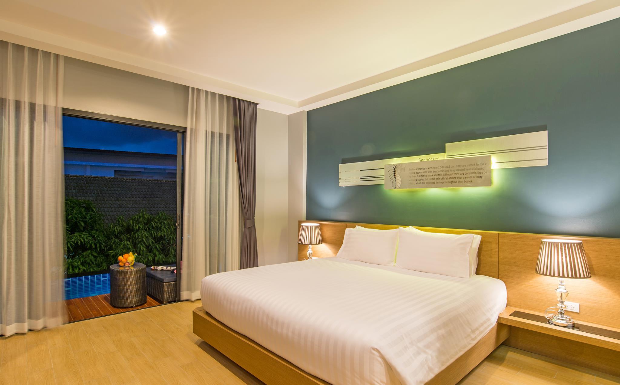 Deluxe, King Bed, Pool Access