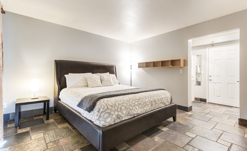 Bend Riverside Inn &amp; Suites 22/51