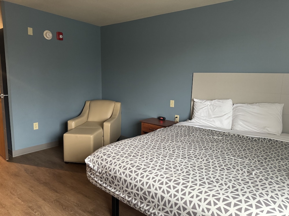 WoodSpring Suites St. Louis St. Charles 7/37