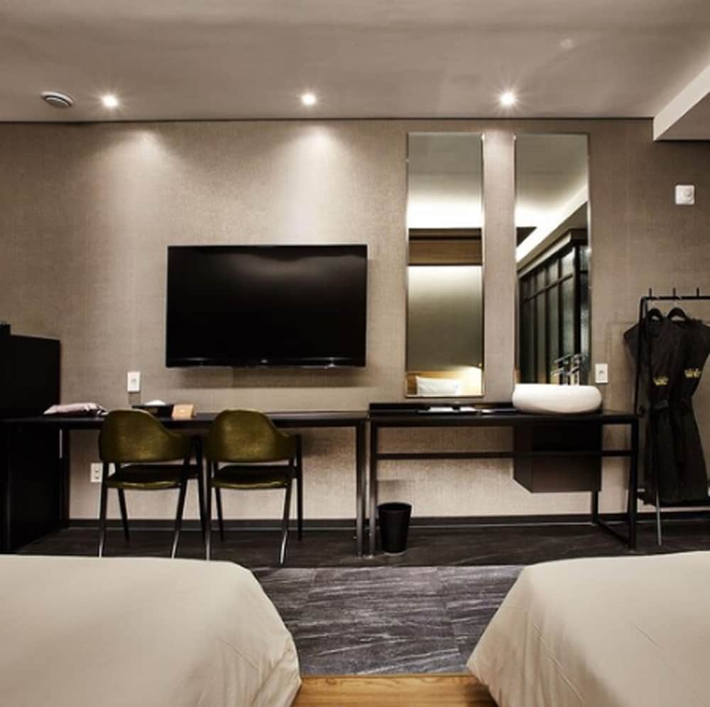 Hotel Wanted 60/70