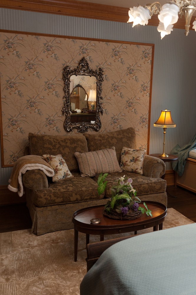 South Broadway Manor Bed and Breakfast 9/72