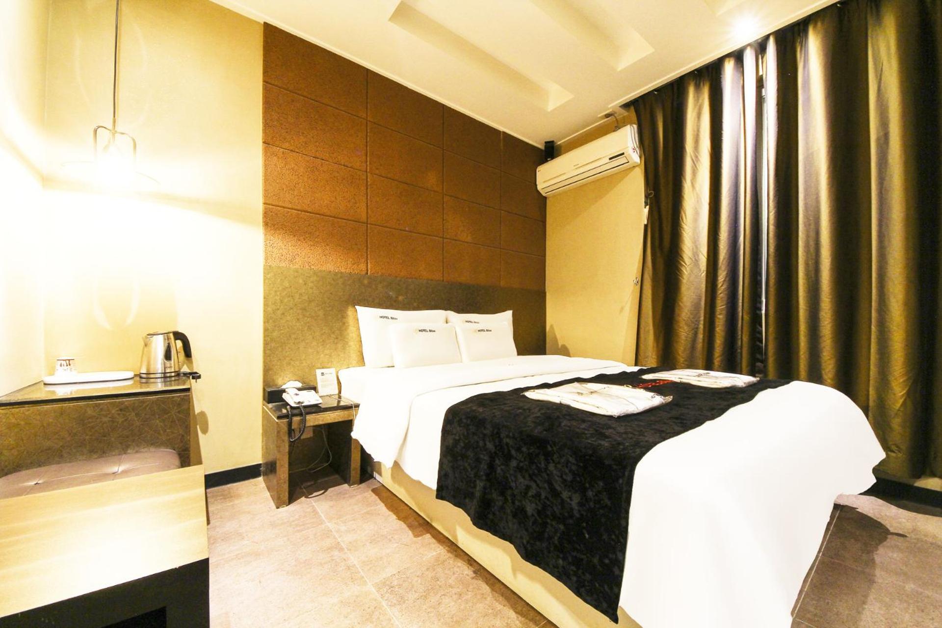 Blixx Hotel 12/50