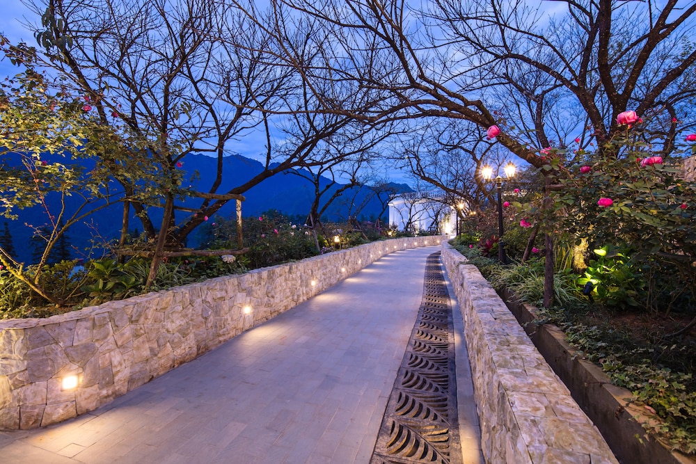 Silk Path Grand Resort & Spa Sapa 43/46