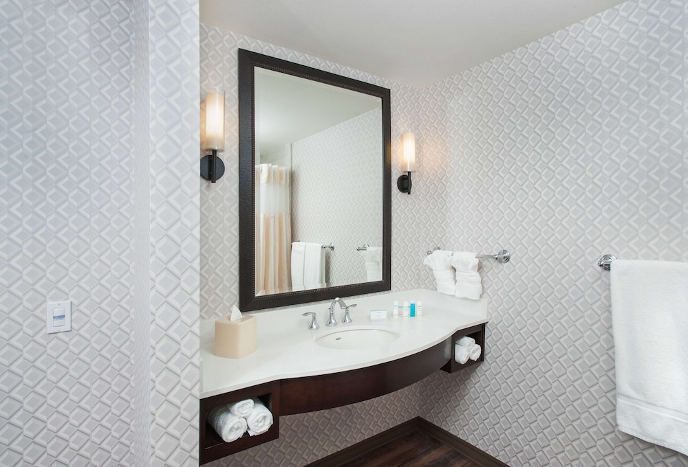 غرفة بسريرين كوين بحوض استحمام، Hilton Garden Inn Burbank Downtown 4/4