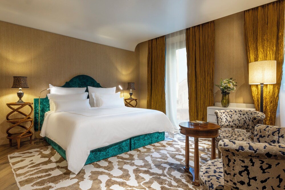 Court, Suite, King Bed