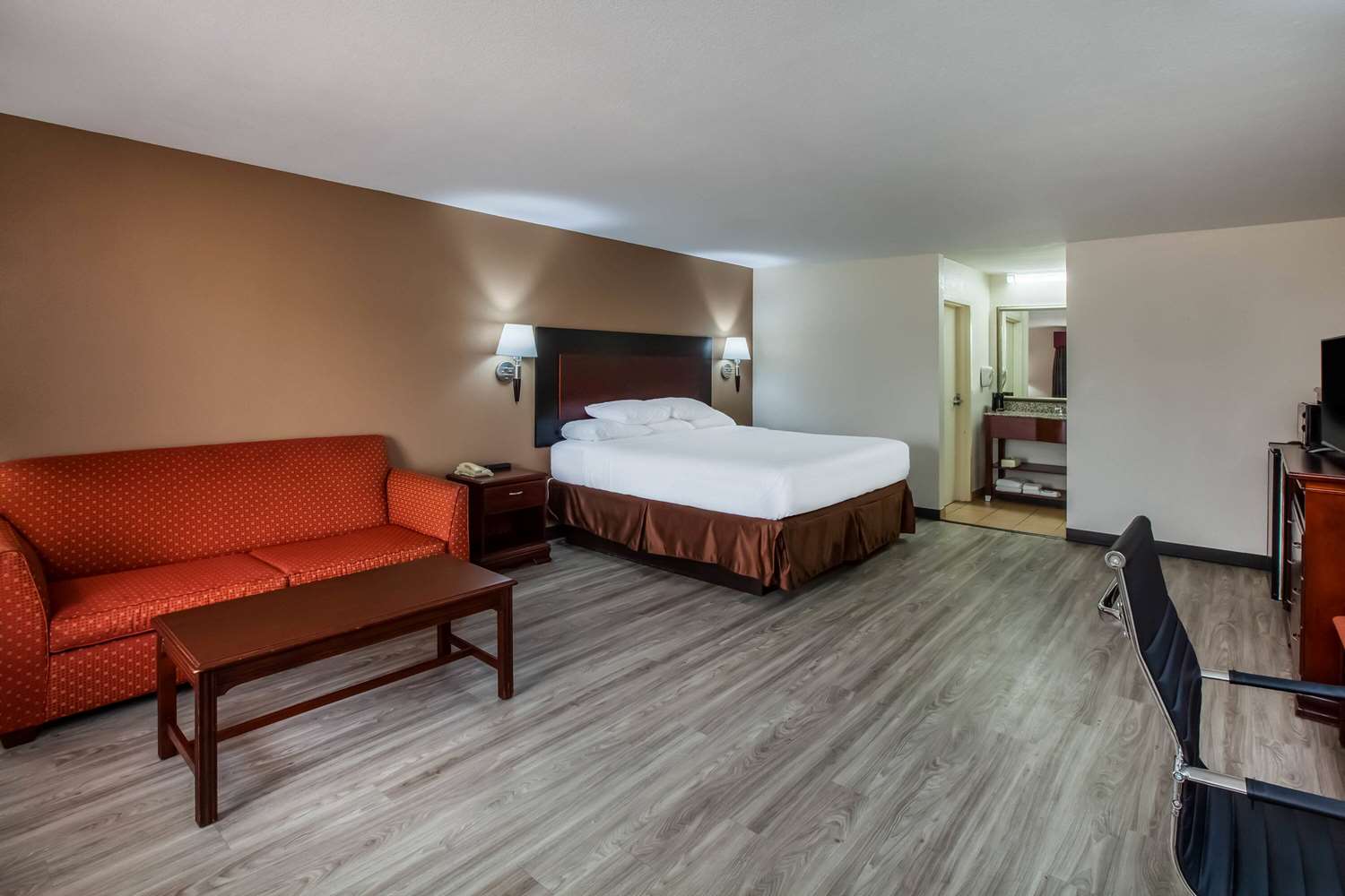 Days Inn & Suites by Wyndham Tyler 6/22