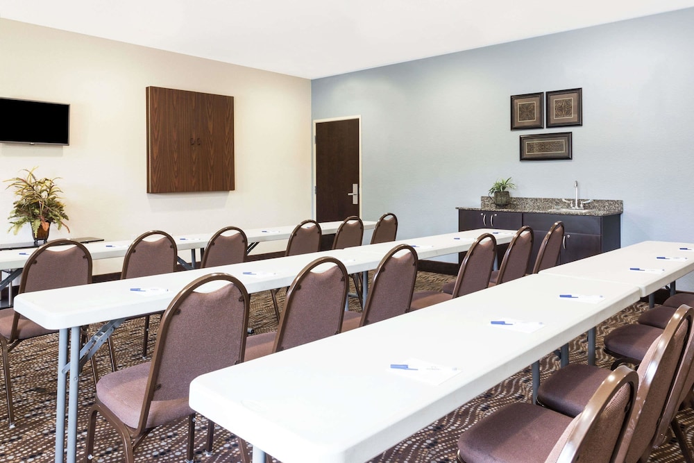 Microtel Inn & Suites by Wyndham Spring Hill/Weeki Wachee 25/30