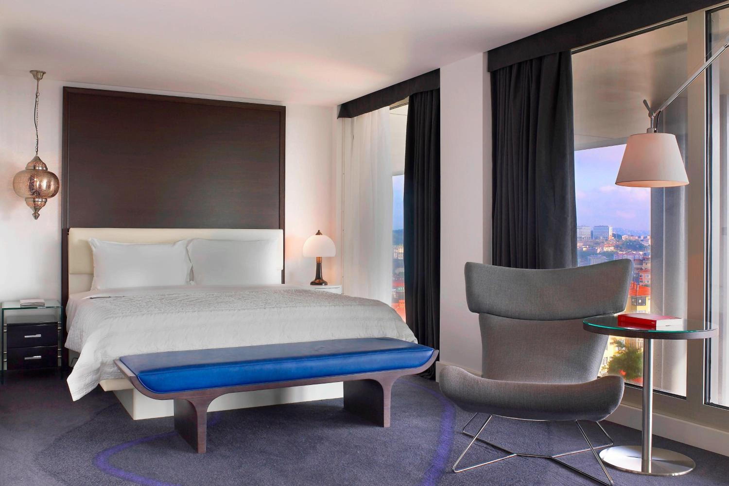 Suite, King Bed, City View, Club Lounge Access, Corner