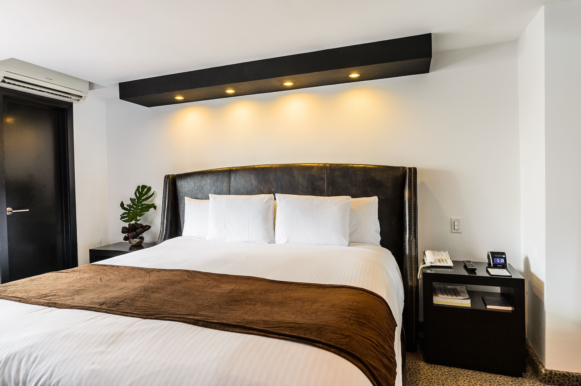 EXECUTIVE, KING BED