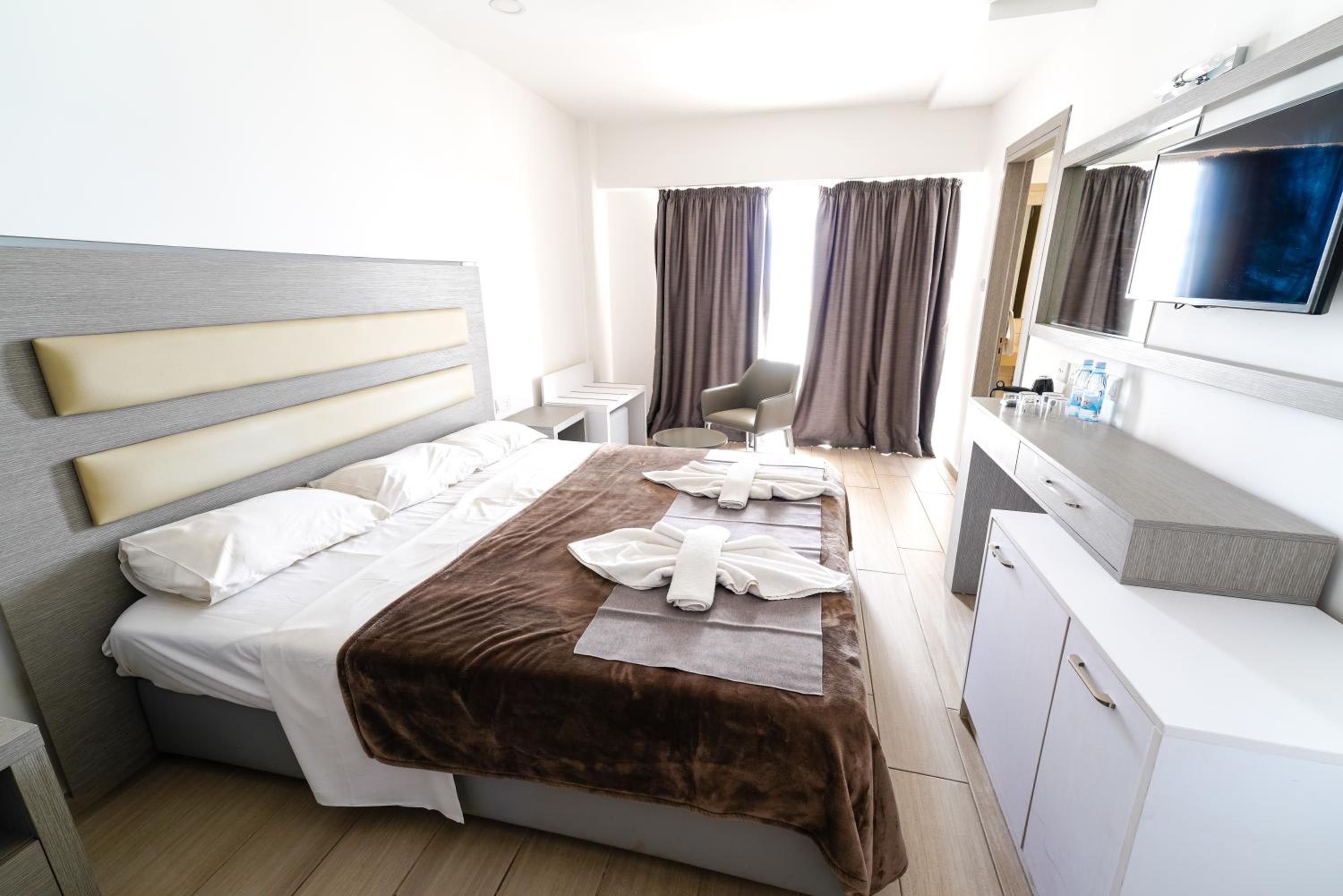 ROOM, DOUBLE OR TWIN BED, POOL VIEW
