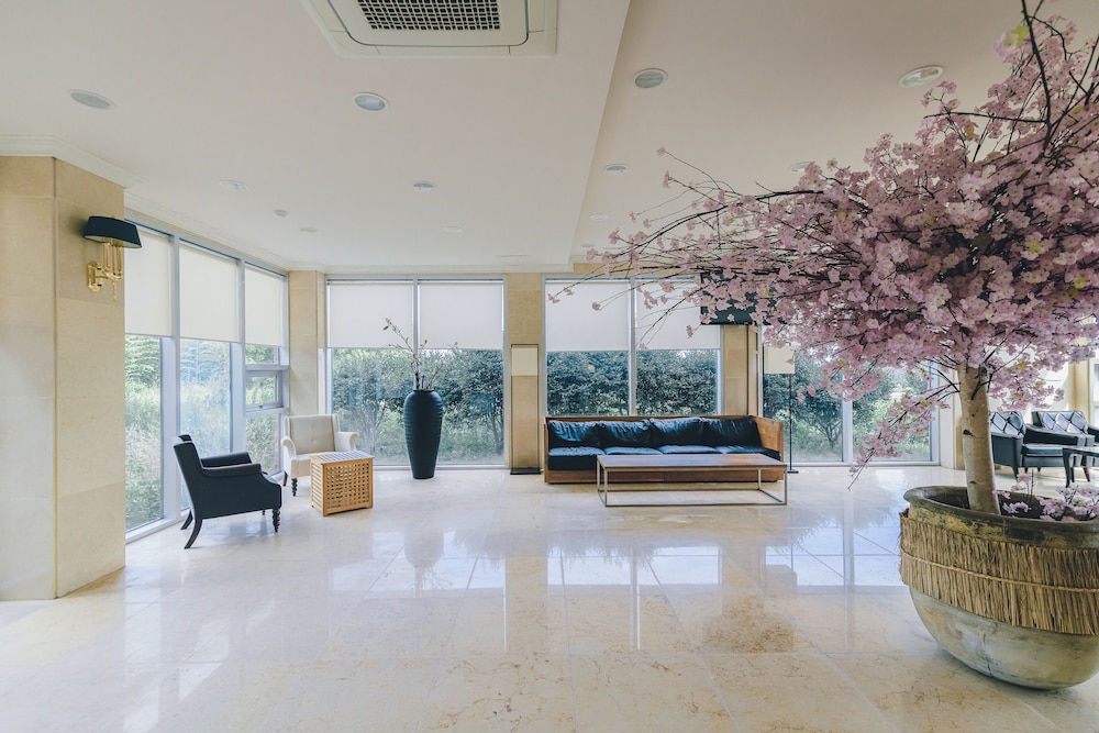 Aria Hotel 9/50