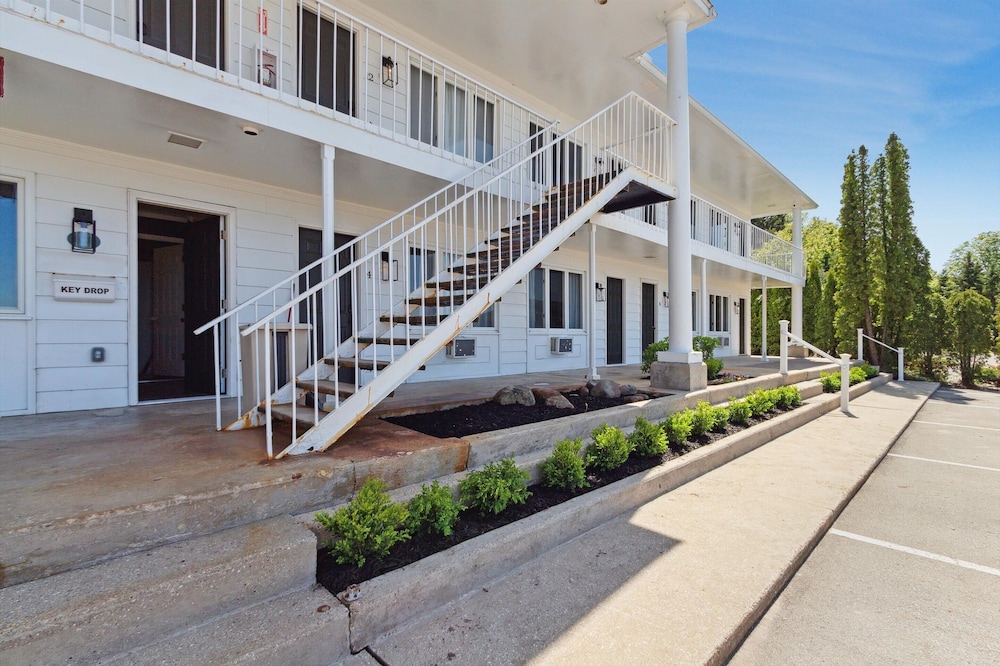 Bay Inn of Petoskey 61/68